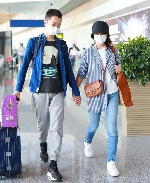 都这么大了海清罕见带儿子走机场,14岁儿子高妈妈半头像小男友