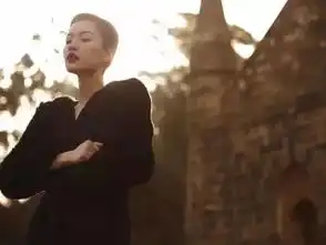 她的美禁欲而又脱俗,遗世而独立,还被称为5大男神前女友,高冷孤傲的气质堪比王菲,美得令人窒息