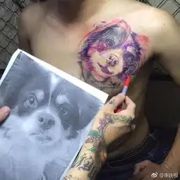 泰国一男子分手后将胸口女友头像纹身改成狗