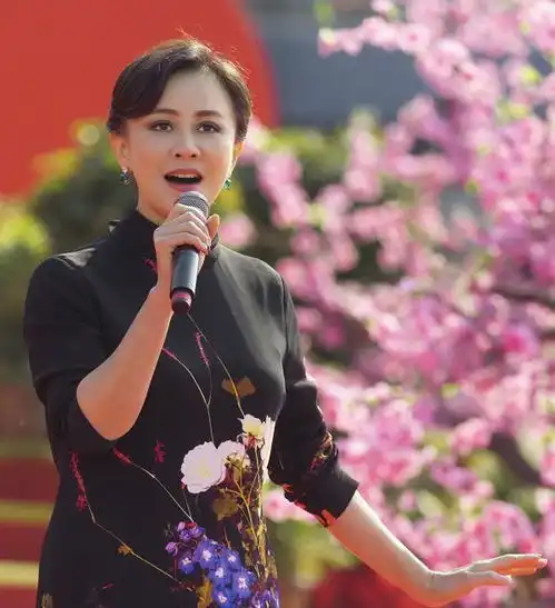 刘嘉玲这次穿得低调,一袭旗袍美出东方韵味,盘起头发好温柔