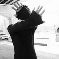 求几张黑白男生伤感头像,不带字的那种