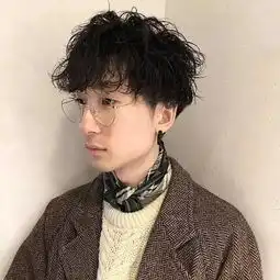 男生冬季适合烫什么样式的发型求中长卷发推荐