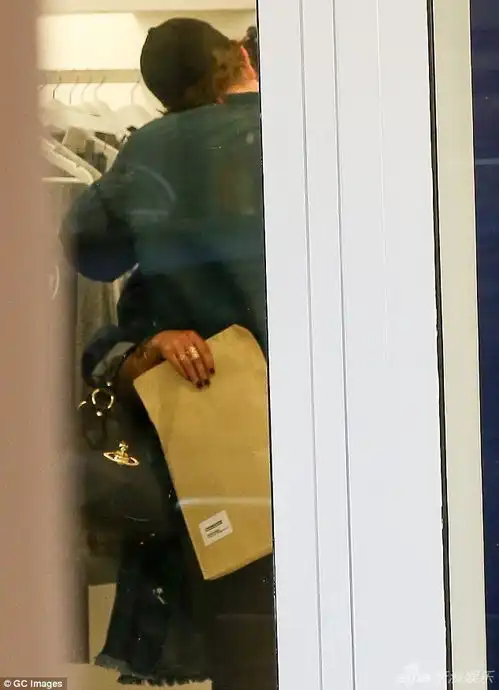 组图暮光男巴黎爱之旅护花新女友浪漫拥吻