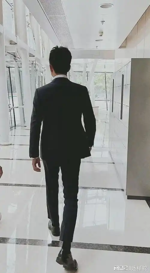 50多岁的刘奕君这身材,这颜值,这演技,光看背影已经迷糊了