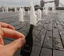 英男子用剪纸恶搞伦敦地标建筑伦敦眼变车轮