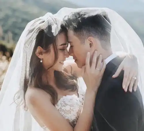 恭喜28岁tvb新一代女神下月大婚,迎大礼收5对龙凤镯场面富贵