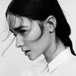 有谁可以帮我找一个跟这个头像差不多的男生头像嘛,我想凑个情侣头像拜托各位