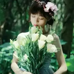 一张小清新头像,一个长发女生手捧一束花挡住了脸,像这样是正脸拜托知道的人发一下