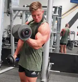 30岁肌肉猛男,健身时臂膀上青筋暴起,这正常吗