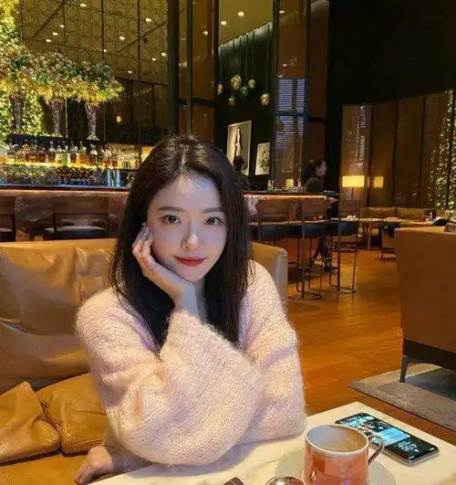 华为老总小女儿回国和富二代好友聚会秀时髦,换发型显老5岁