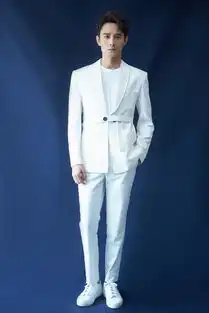 王凯温柔儒雅的男明星,马甲式的西装青春洋溢,展现成熟气质