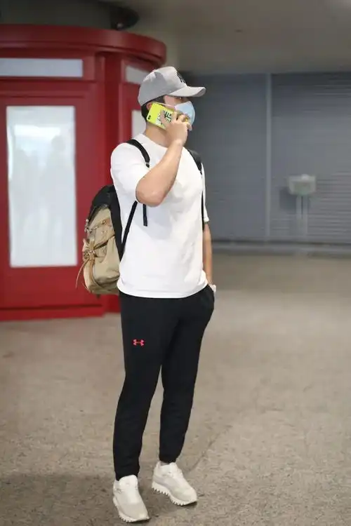 李晨低调出行,t恤造型时髦大气,这样穿你也可以轻松驾驭