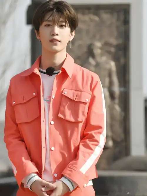 范丞丞晒暖男视频,身着清新t恤帅气十足网友二次元来的男神