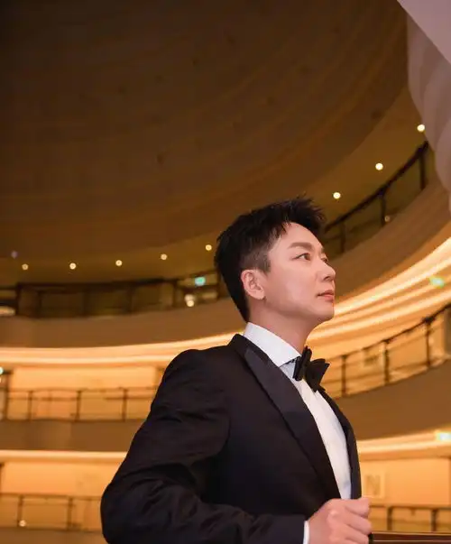 大叔刘奕君同框王祖蓝,演绎17cm身高差,单手勾肩超有男人味