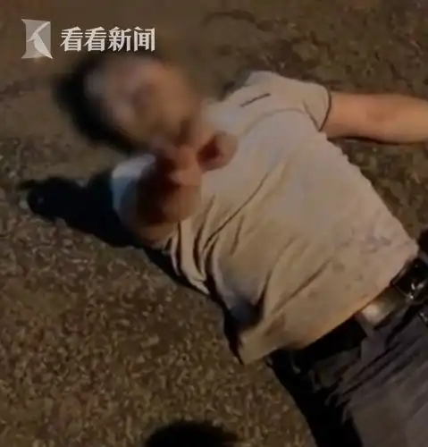 醉酒男骚扰女同事遭制止反殴打民警称坏他好事