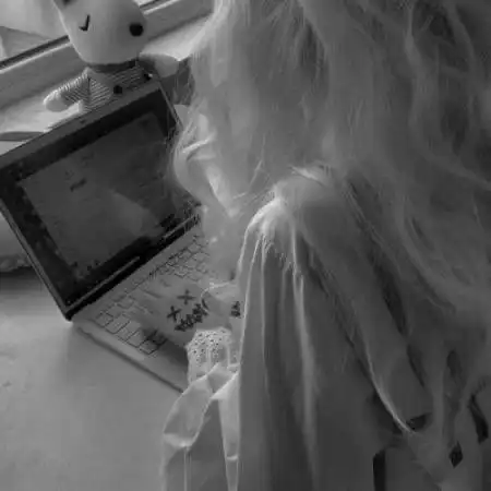 黑色头像女生,黑色头像女生伤感孤独的