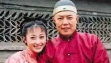 11岁出道,曾与张铁林同居,后嫁大23岁演员息影,今37岁成赢家