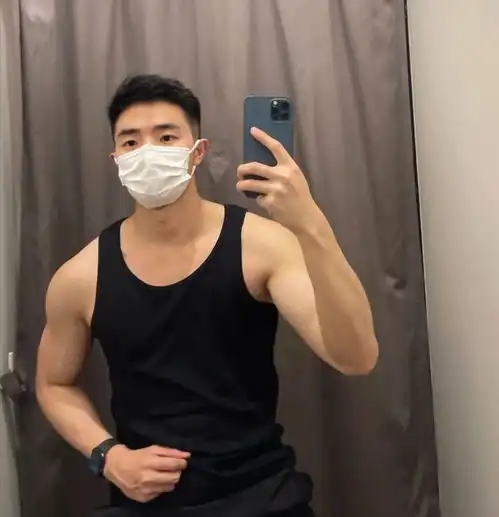 斯文气质的小哥哥,雪白肌肤搭黑背心,戴着口罩自拍都这么迷人