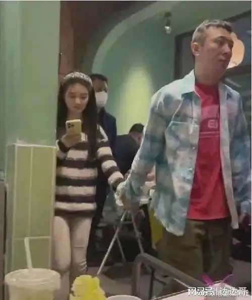 万达富二代王思聪新欢曝光20岁柳禹安艺术学院学生