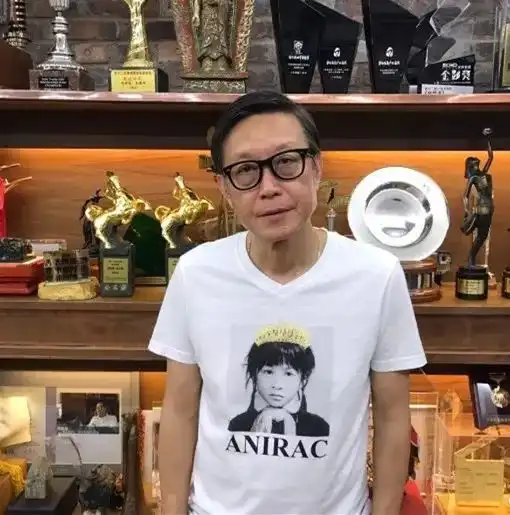 刘嘉玲设计的t恤半个娱乐圈为她穿上打call