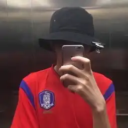 拿着苹果手机的男头苹果手机控