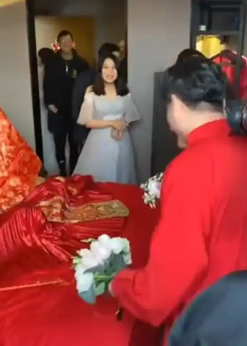 李筱奎给舅舅岳云鹏敬酒,一桌子硬菜排场大,郑敏一口干霸气侧漏