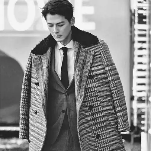 偶像剧始祖郭品超穿西装出席时装周,网友跟斗鱼时一模一样