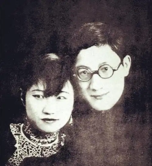 老照片三十一岁的宋庆龄雍容华贵,宋子文小14岁的妻子气质非凡