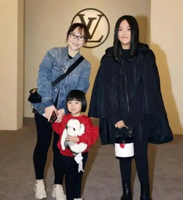 母女一起豪里豪气李湘带王诗龄参加国际秀,全身装扮超过百万子得刚好