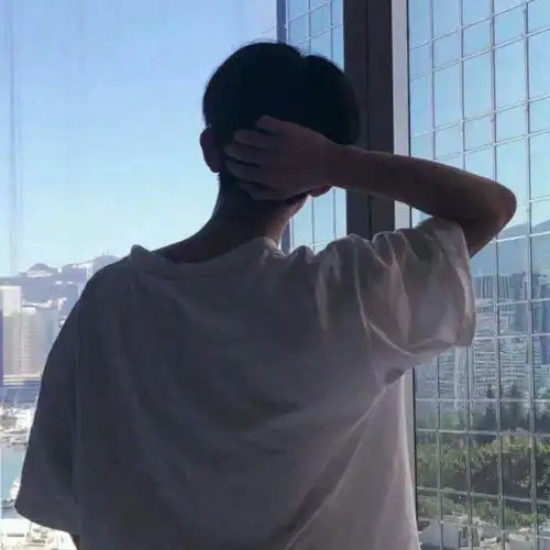 有哪些男士的背影图片可以当头像的黑色的,冷酷的那种