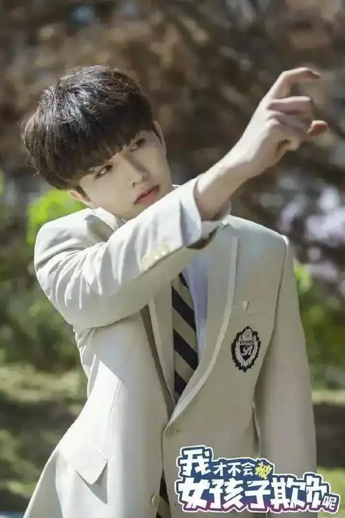 蔡徐坤新剧开播,变身可爱学长,这次演戏的他能打几分