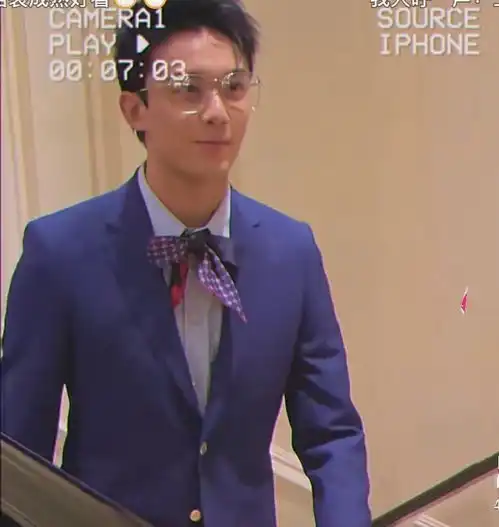 吴磊出席酒会穿成了柯南戴眼镜一脸斯文,被围着拍脸都红了