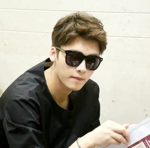 鹿晗海鲜过敏上节目还狂往嘴里塞,吃药缓解,鲜肉敬业网友不买账