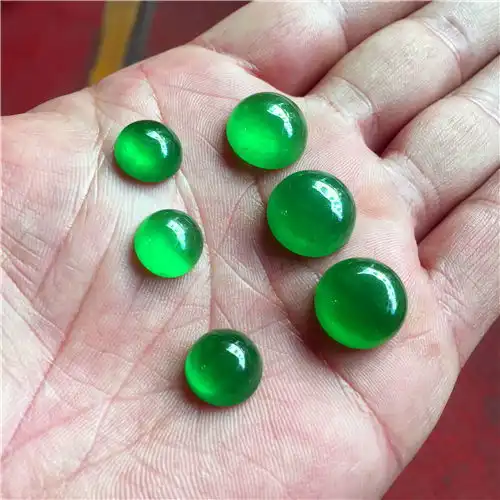 卡10的果绿翡翠戒指,果绿色翡翠戒面多少一个,果绿色翡翠戒面值钱吗