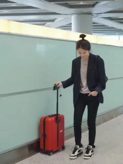 周雨彤短发男友风皮衣扮演路人松松垮垮不秀身材,差点没认出来