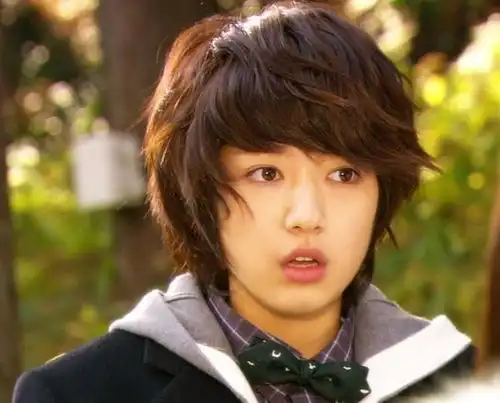 朴信惠亮相台北,庆祝出道20周年,为粉丝献唱歌曲