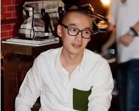 一言不合剃光头,胡歌颜值依旧高,李易峰却满脸尴尬