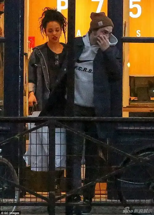 组图暮光男巴黎爱之旅护花新女友浪漫拥吻