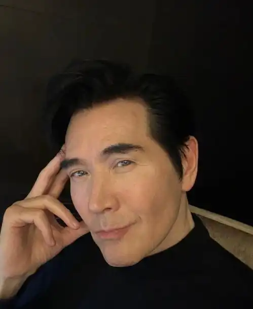 当62岁费翔同框44岁冯绍峰,才知真帅和装帅差距有多大