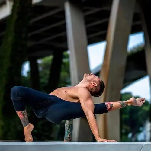 瑜伽男人的荷尔蒙,诱惑力满满,紧绷的身体线条帅到炸裂