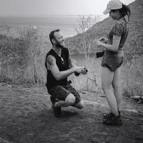 恭喜tvb知名老戏骨女儿与英国男友结婚,曾经历两段婚姻