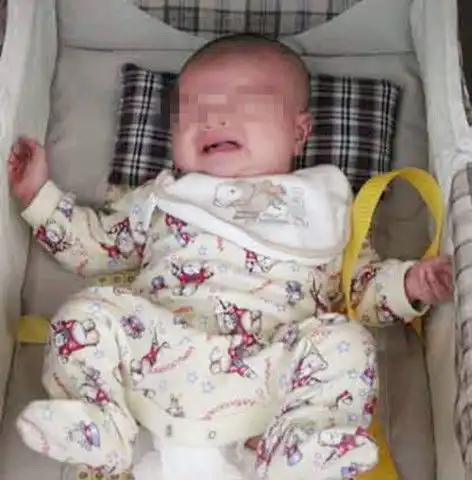 妈妈给1岁宝宝洗澡,听到一声尖叫,送医检查后,妈妈泣不成声