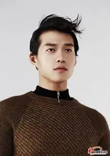 魏大勋小露胸肌的展现出异于平时的轻熟男人味