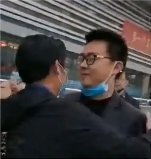 三张照片看姚家三代男人感情,田静越来越有气质,岳母教育很成功