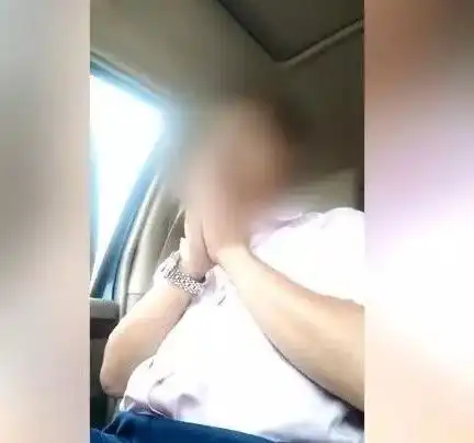 男子高速驾车时听大悲咒,竟双手合十盘腿拜佛