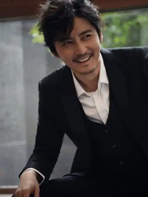 王泷正出演默读或饰演男主骆闻舟,因长相显老遭书粉拒绝