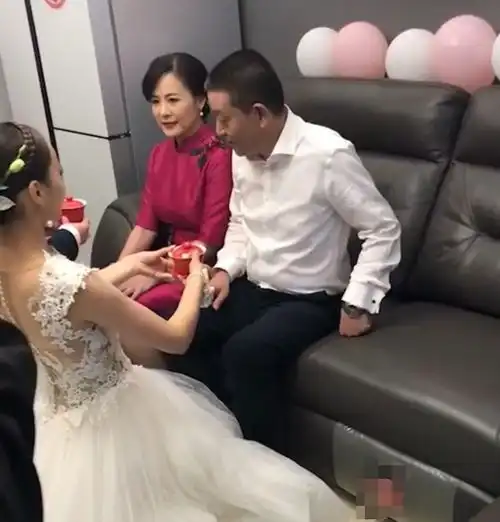 冻龄婆婆火了,婚礼上气场盖过新娘,网友太抢风头了