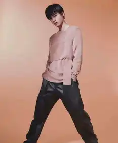 王俊凯异国他乡开车,一个细节暴露,他目前车技水平