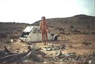 真人版的疯狂麦克斯单人穿越死亡沙漠,还能汽车变摩托
