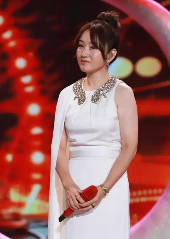 杨钰莹也老了身材发福尽显老态,高级裙也没拯救她佝偻身材